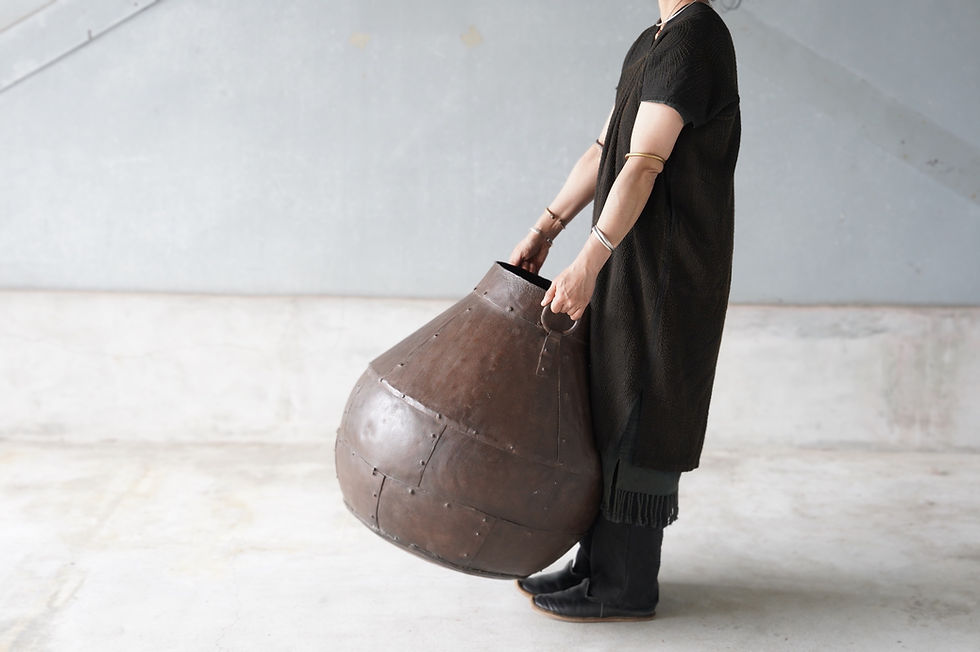 サムネイル： India antique iron pot