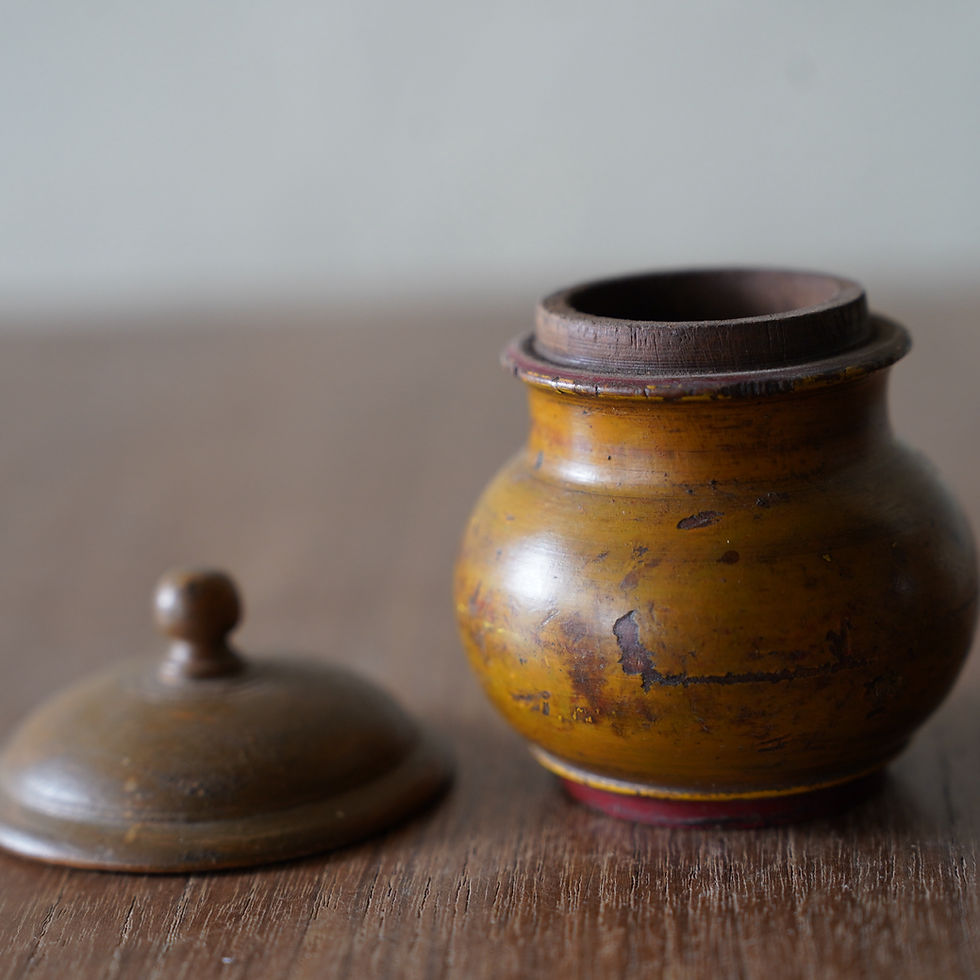サムネイル： India old wooden small pot with rid