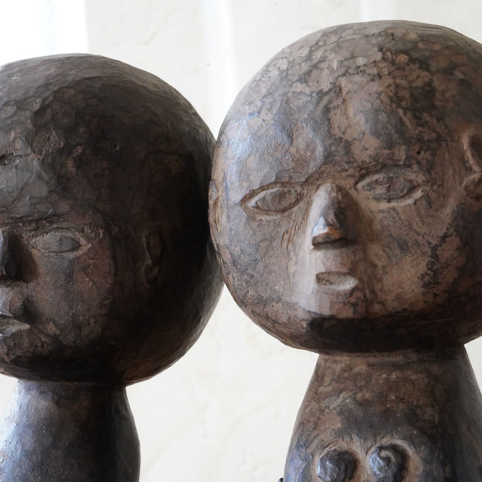サムネイル： Antique wooden carvings of a man and a woman from Sumba Island, Indonesia