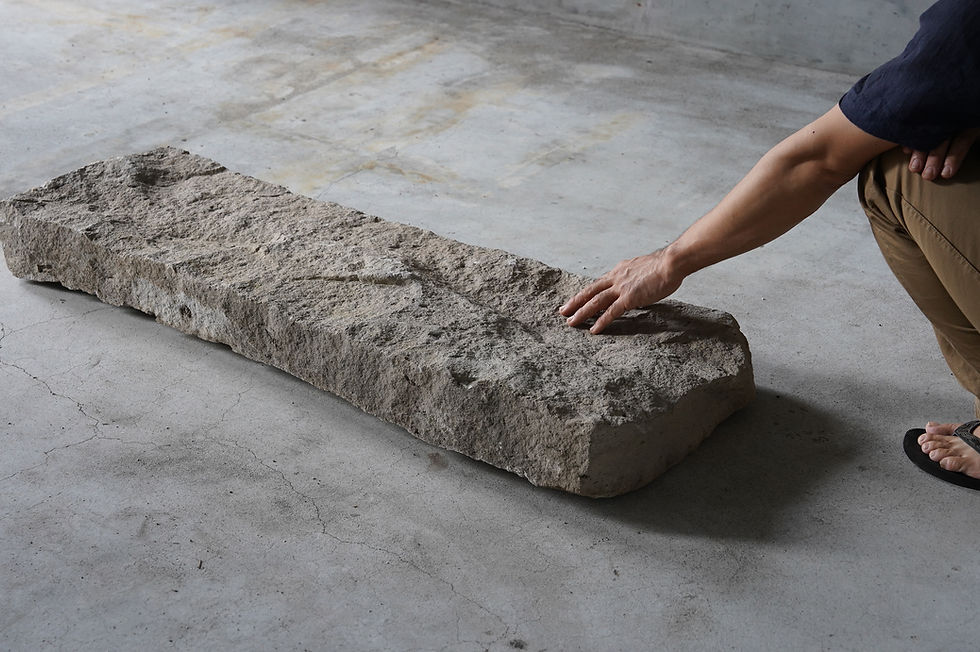 サムネイル： Antique stone roofing material for a house in Cappadocia, Turkey