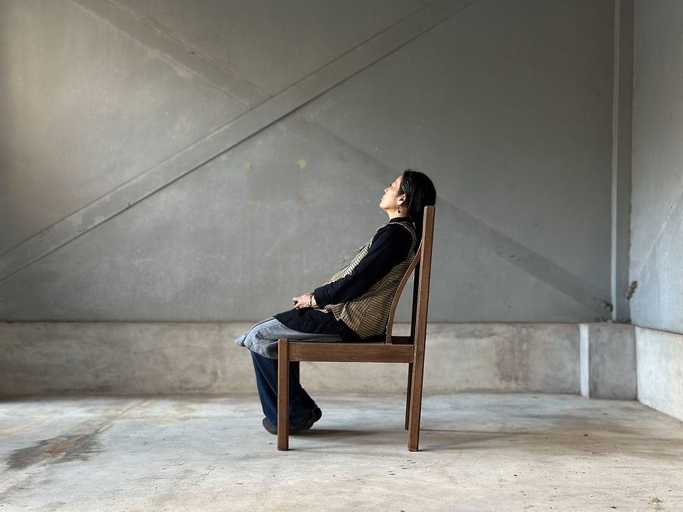 サムネイル： Thailand antique teakwood chair