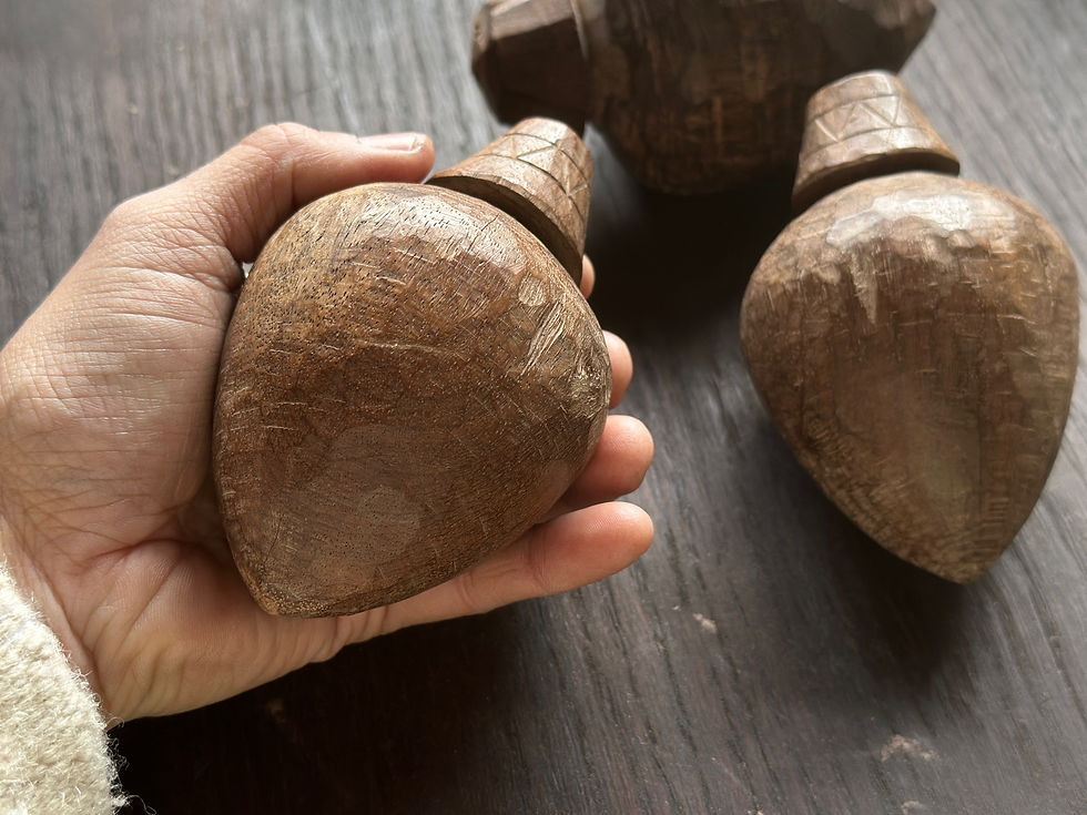 サムネイル： thailand old wooden nuts object