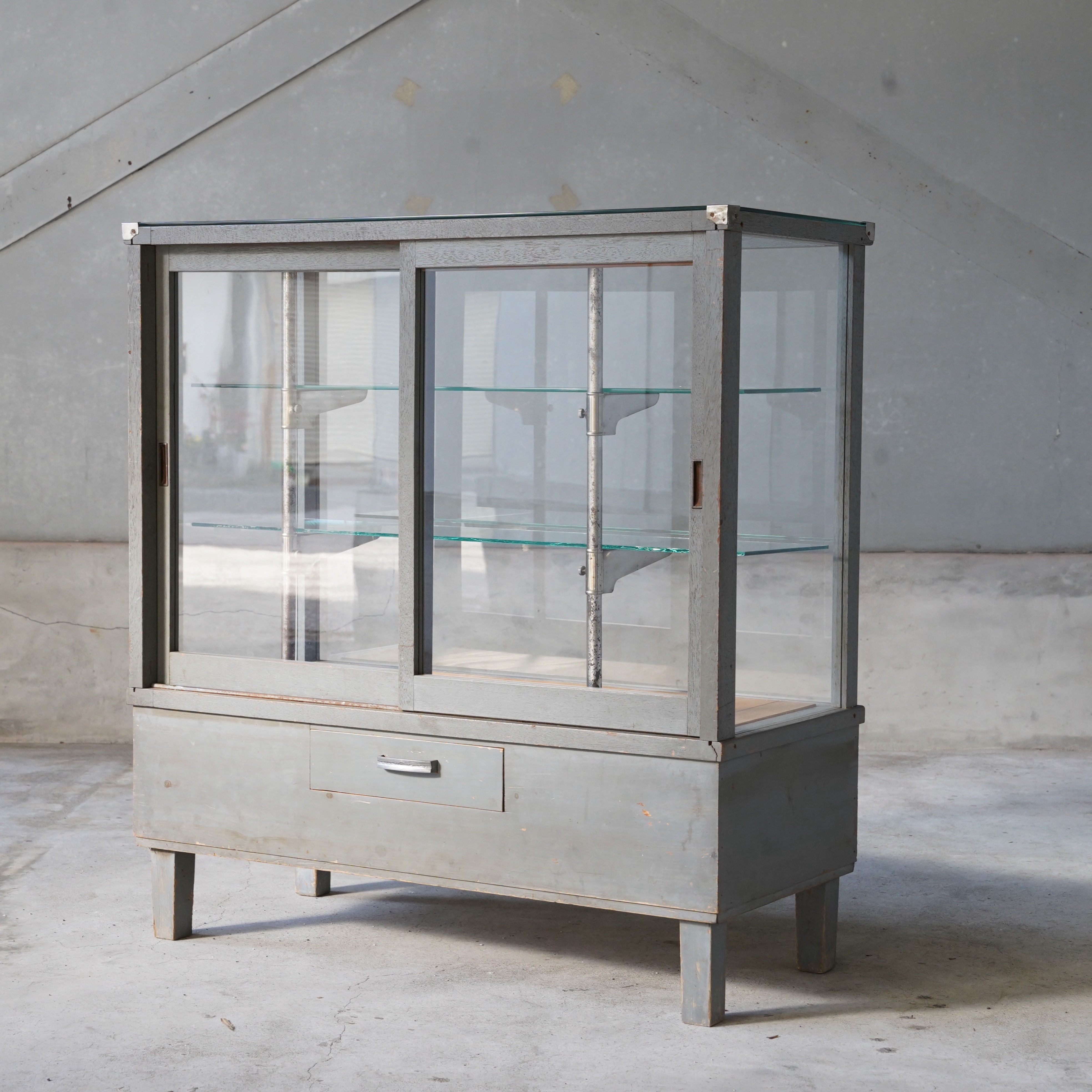 Japan vintage wooden graypaint showcase