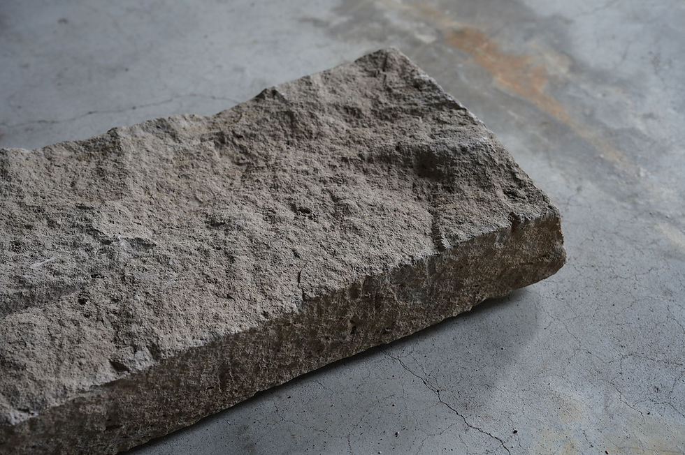 サムネイル： Antique stone roofing material for a house in Cappadocia, Turkey