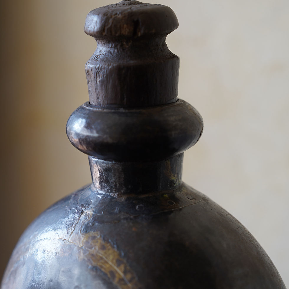 サムネイル： Antique Indian brass pot with woode lid