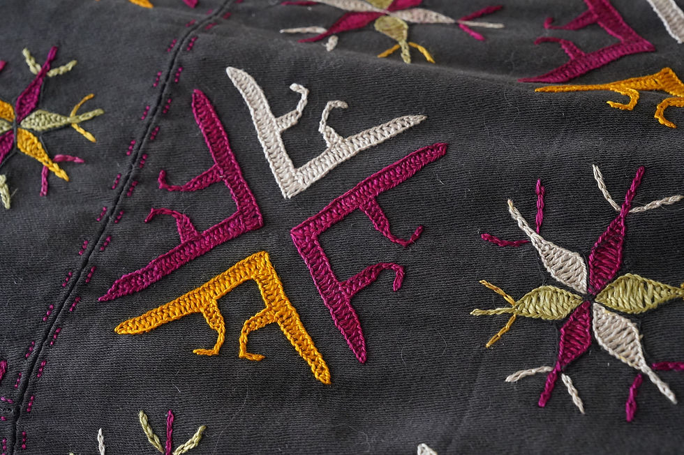 サムネイル： Turkish antique Tribal hand-embroiderd fabric cushion②