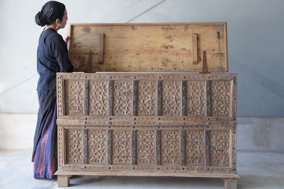 サムネイル： India antique chest counter  table