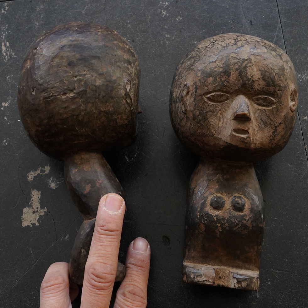 サムネイル： Antique wooden carvings of a man and a woman from Sumba Island, Indonesia