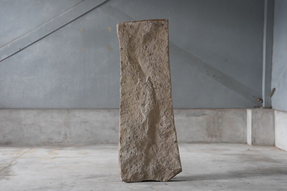 サムネイル： Antique stone roofing material for a house in Cappadocia, Turkey