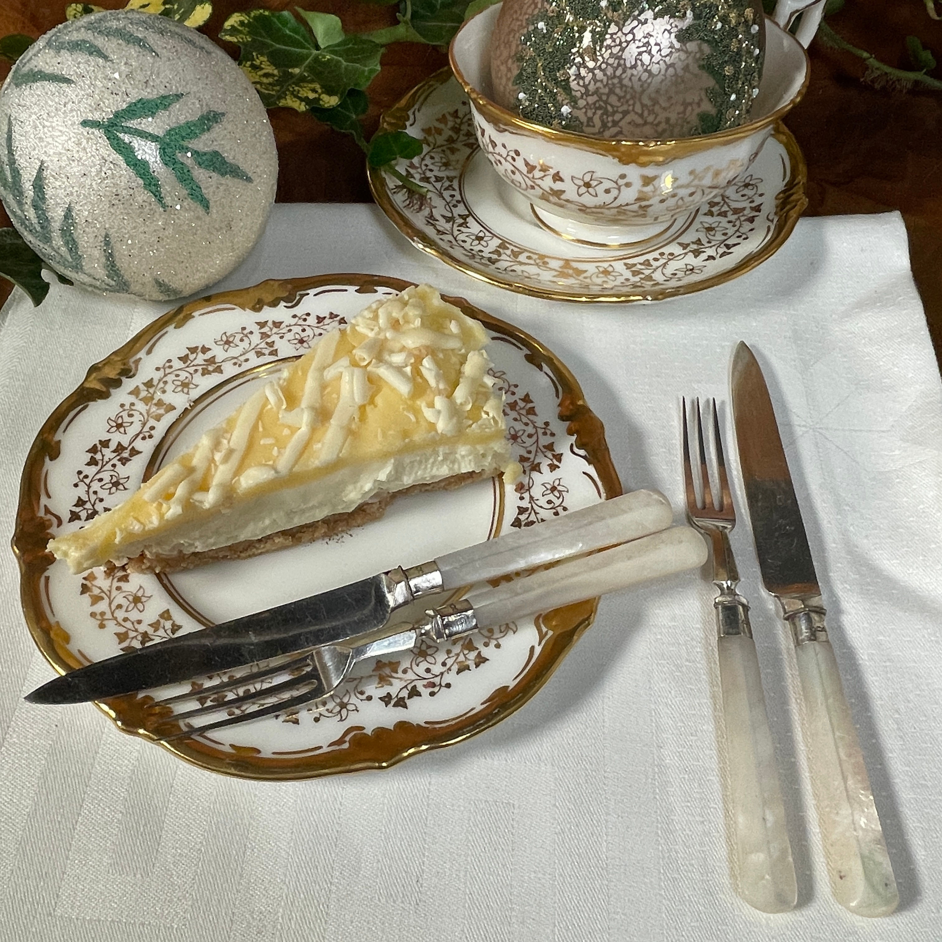 4 Pieces of Mother of Pearl Cutlery