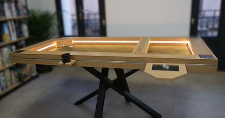 Table de jeux avec pied central en croix.