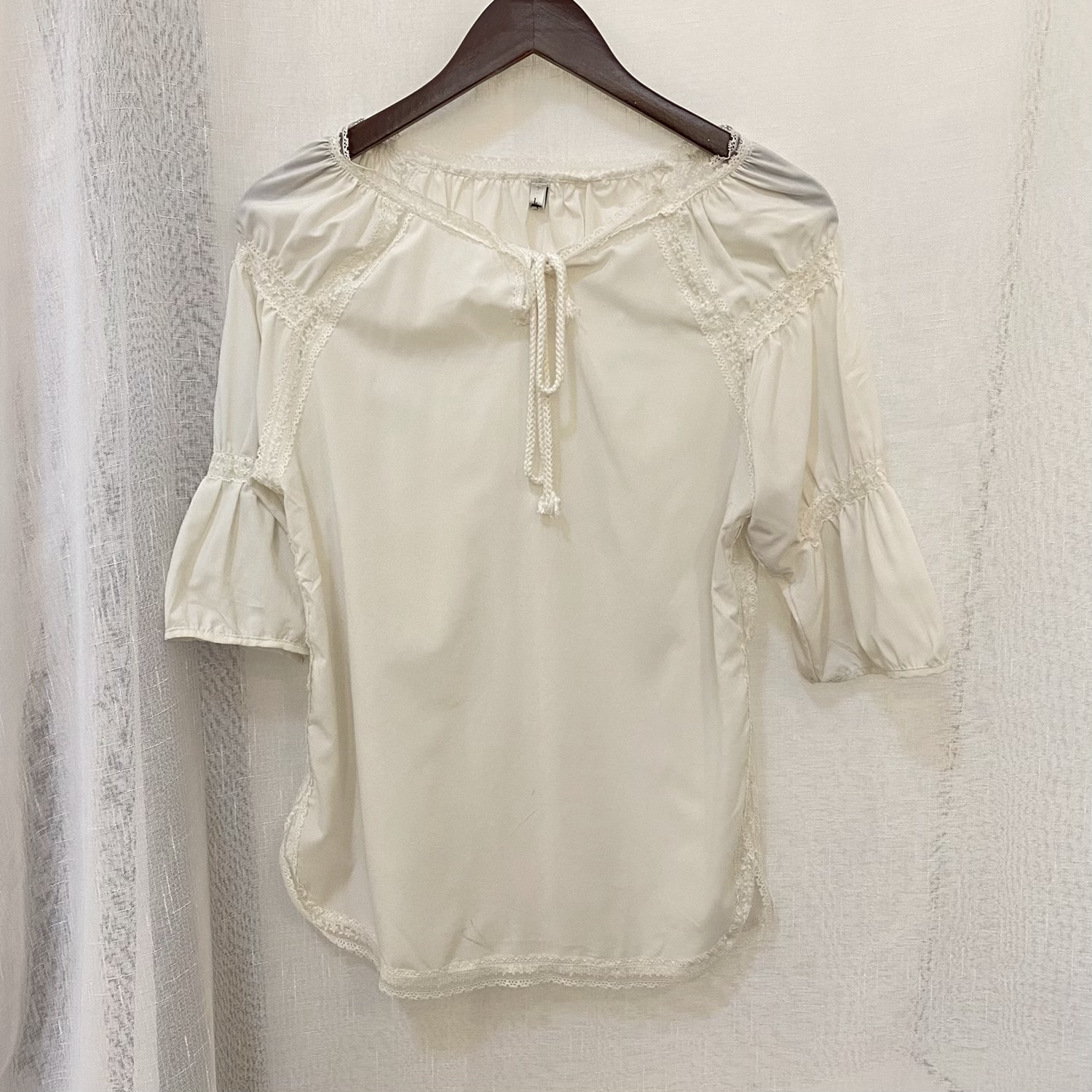 D630  Favorite off white with lace top