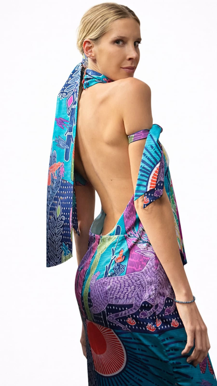 Euge Comba con un llamativo vestido de Pineda Covalin durante la presentación de la colección en Exintex 2026, mostrando un diseño vibrante y lleno de color. Foto: @pinedacovalin