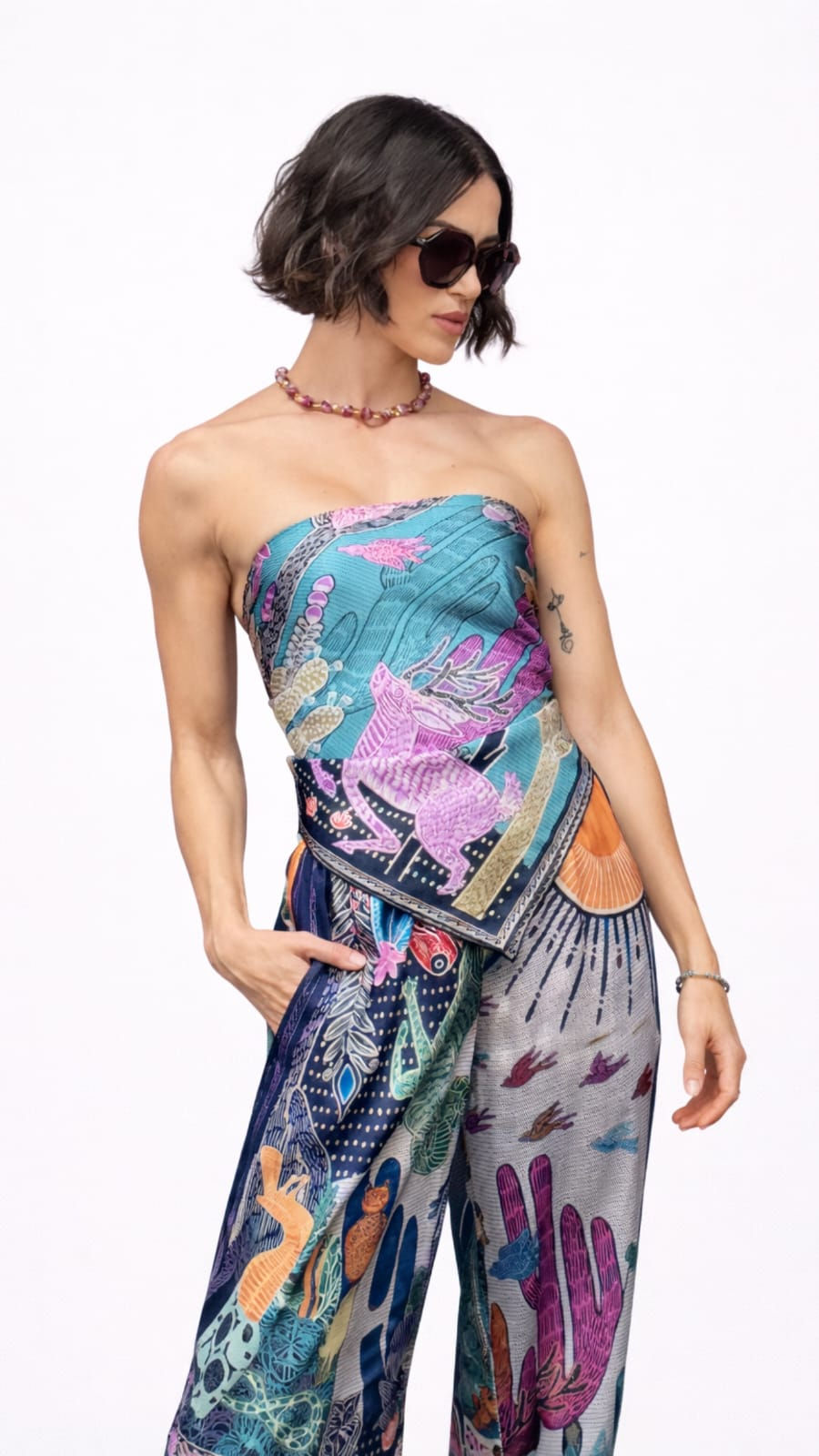 La modelo brasileña luciendo un vibrante conjunto de la colección Realismo Mágico 2026 de Pineda Covalin. Foto: @pinedacovalin