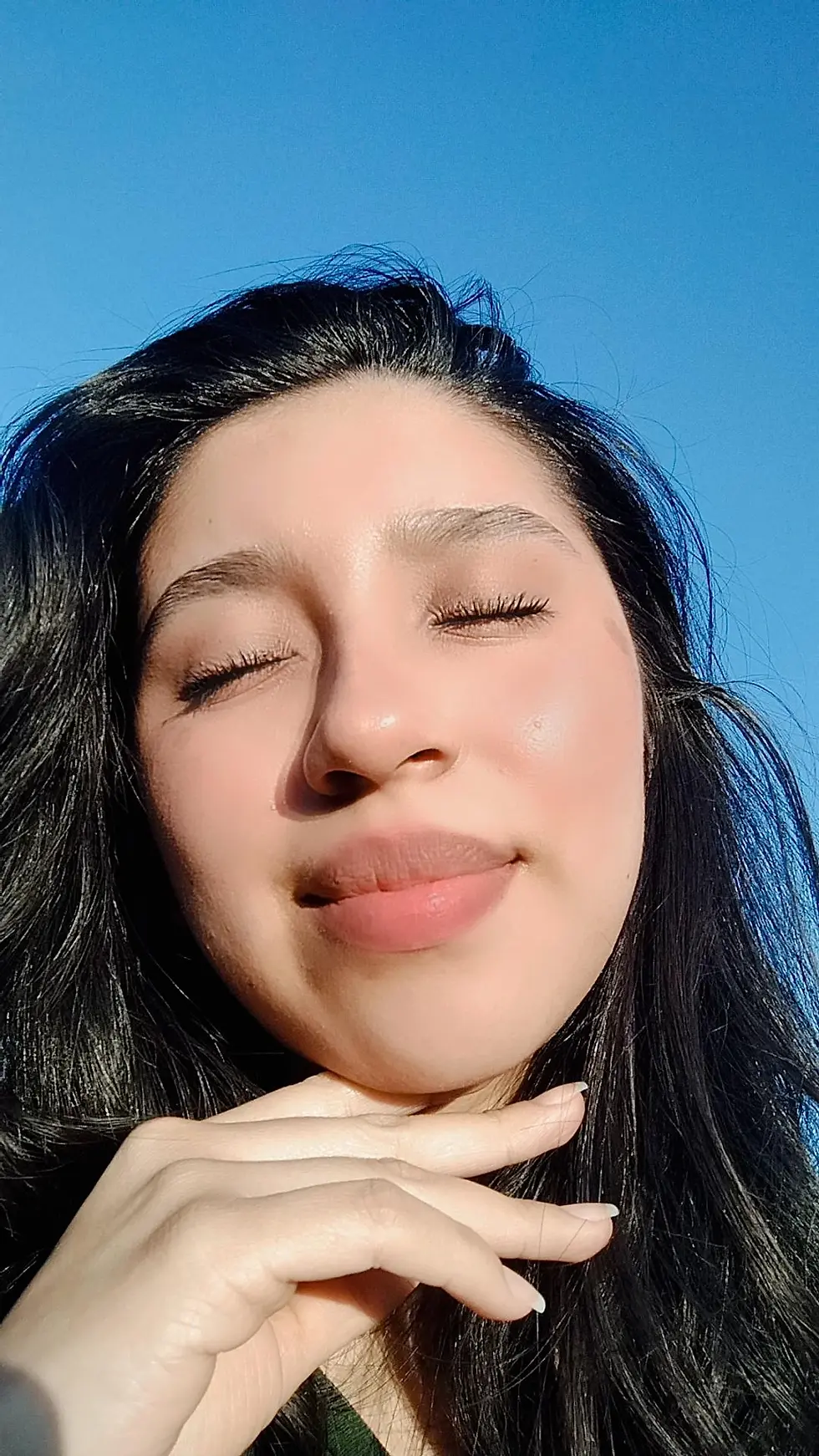 Chica tomando y disfrutando del sol