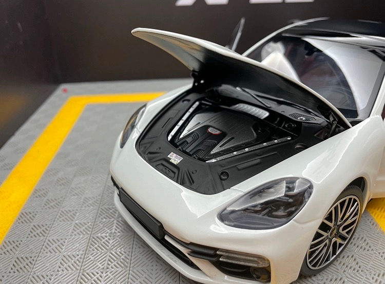 Thumbnail: Mini Cut 1:18 Porsche Panamera Turbo S Alloy Simulation Car Model