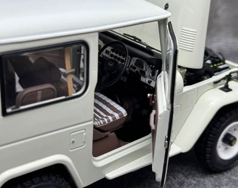 Thumbnail: Kyosho 1/18 Toyota LC40 Lander Cruiser 40 van BJ42V Alloy Car Model