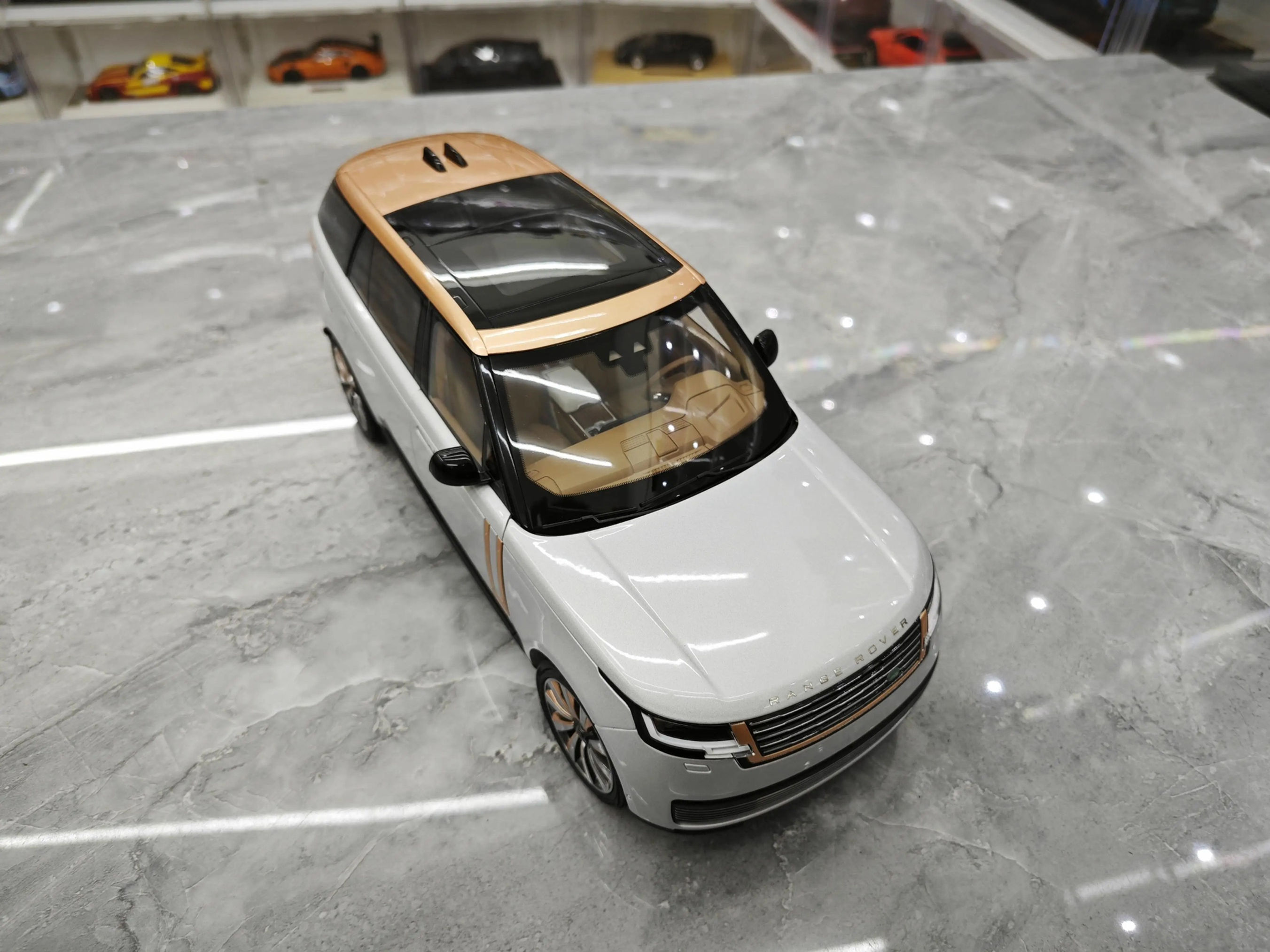 LCD 1:18 Land Rover SV 2022 Long Axle Alloy Car Model