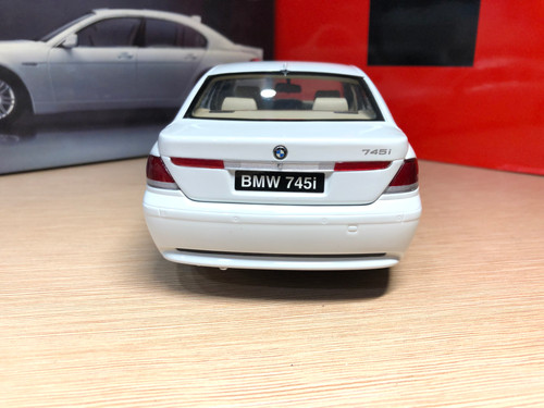 Kyosho 1/18 BMW 745i E65 V8 Classic 7 Series Snow Mountain White
