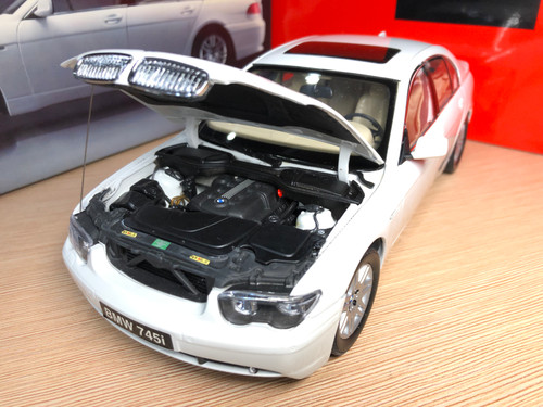 Kyosho 1/18 BMW 745i E65 V8 Classic 7 Series Snow Mountain White