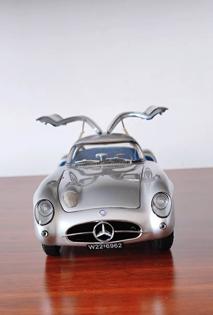 Thumbnail: Silver 1/18 scale Uhlenhaut 300SLR Coupe 1955 M-243 gull-wing door metal diecast