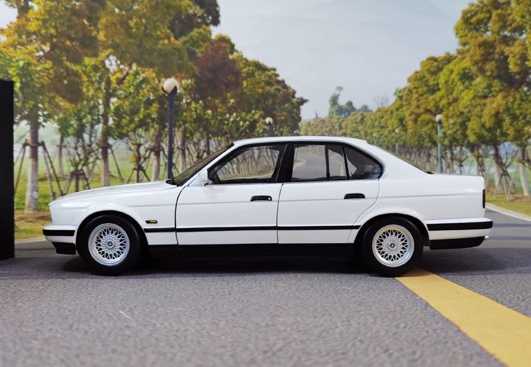 Thumbnail: MINICHAMPS 1:18 1988 for BMW 535i 5 Series E34 alloy full open car