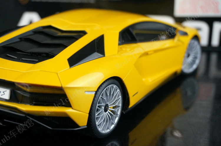 Thumbnail: Autoart 1:18 Lamborghini Evantado S LP740 yellow car model