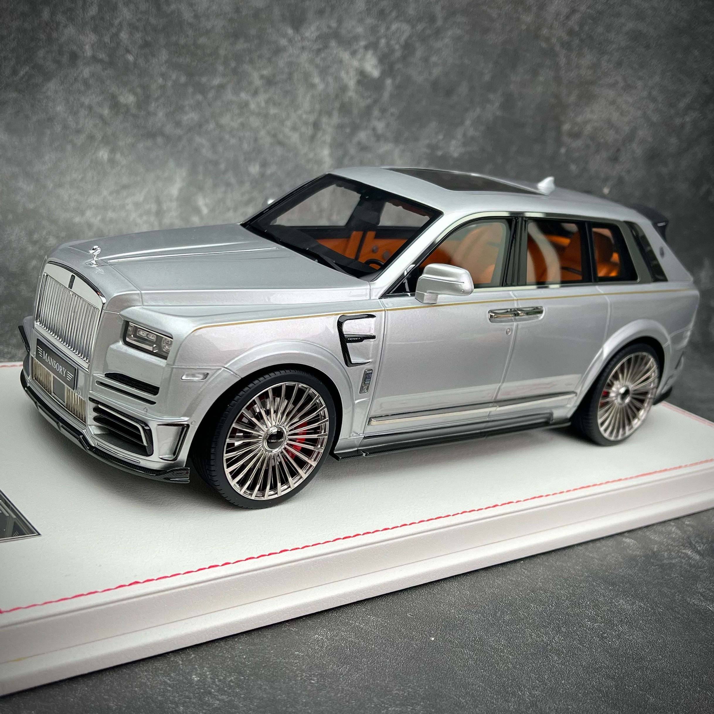 1:18 Rolls Royce Cullinan Resin Collectible Car Model