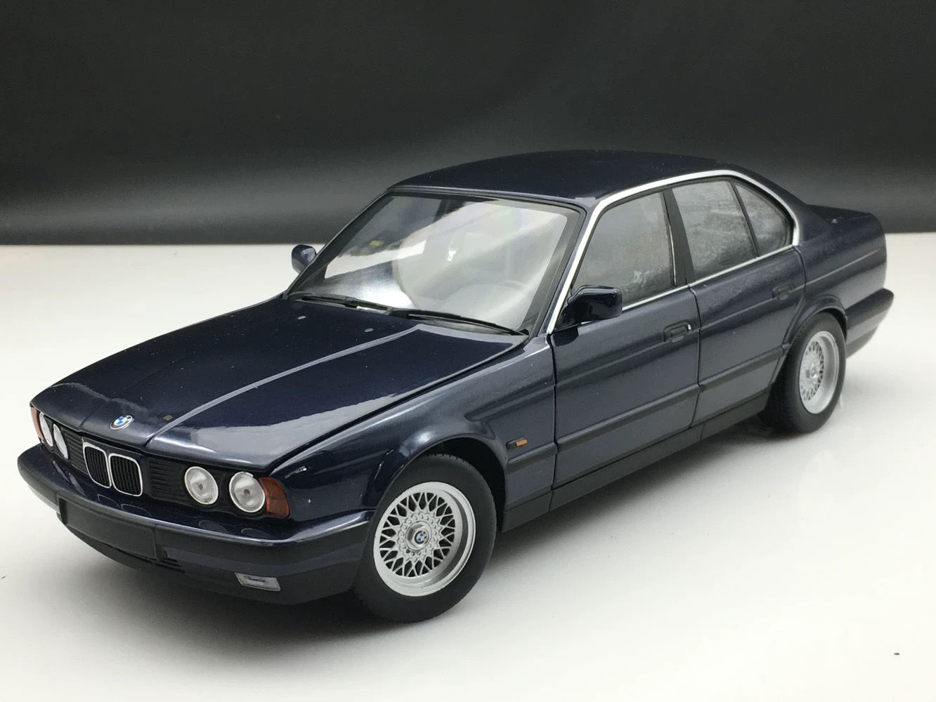 MINICHAMPS 1/18 E34 5 Series for BMW car model