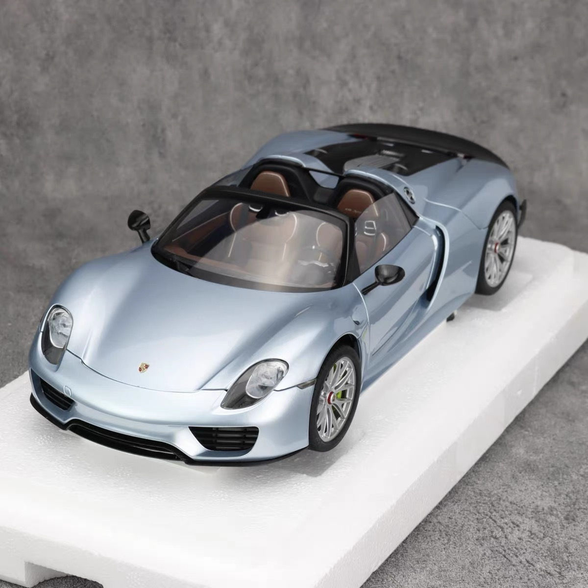 AUTOART 1:18 Scale Porsche 918 Sports Car Model