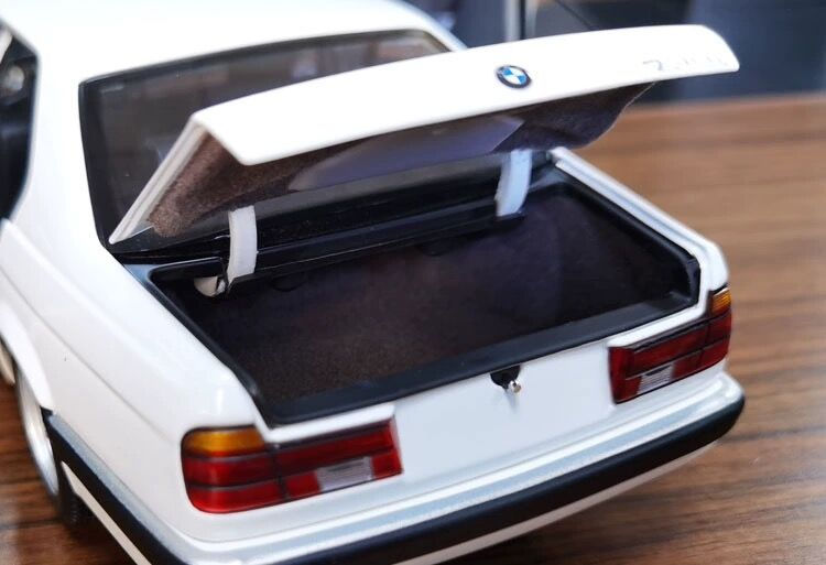 Thumbnail: MINICHAMPS 1:18 1986 for BMW 7 Series BMW 730i E32 simulation alloy car mode
