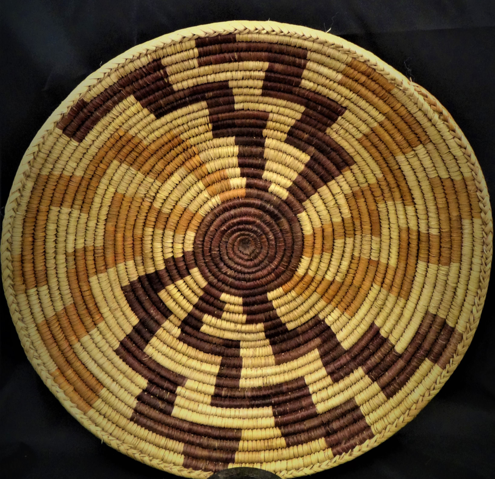 Espiral, 14" Handwoven Spiral Geometric Design Plate Basket from Pakistan
