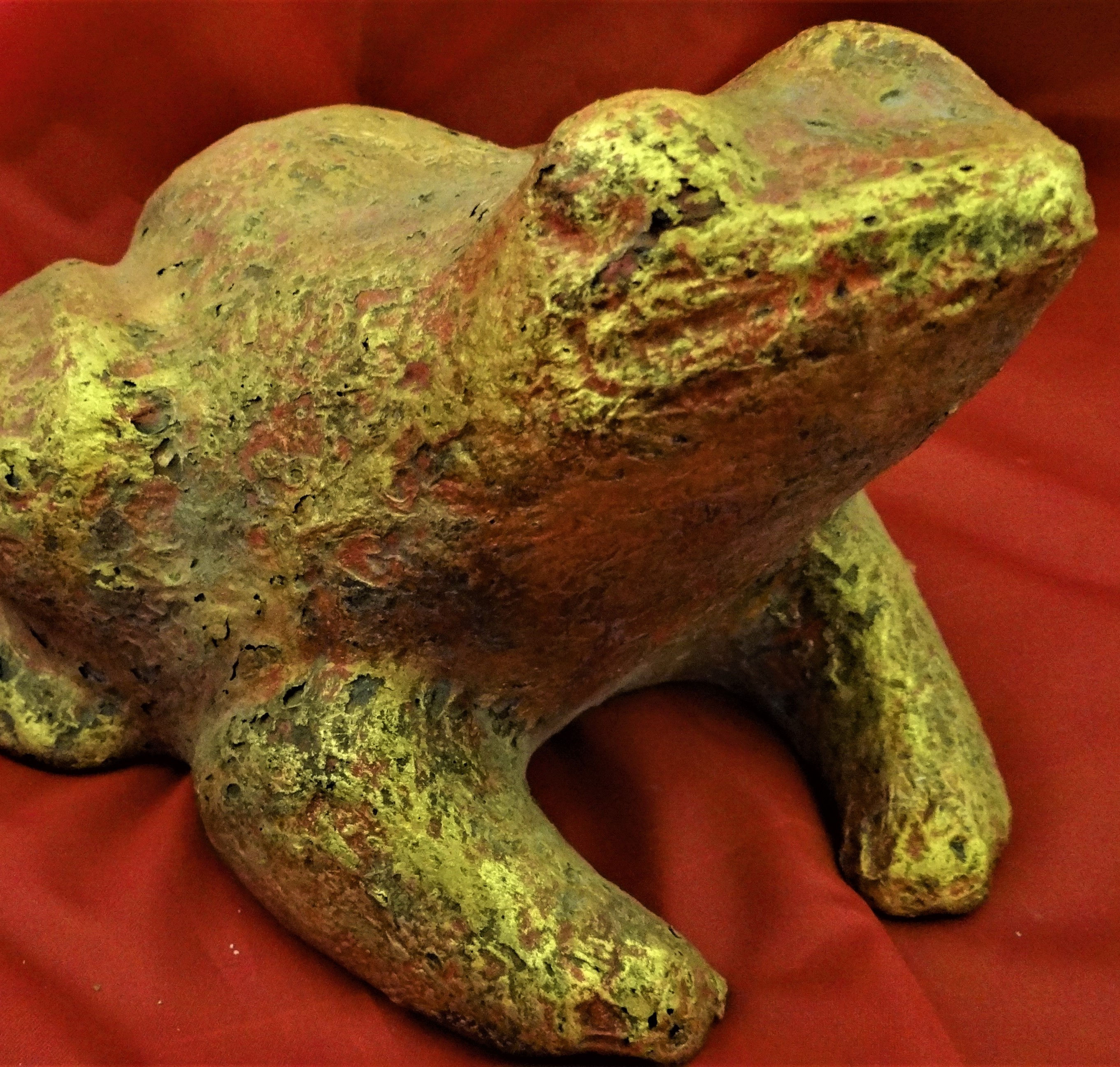 Kb Thxng, Gold Frog in Clay Statue