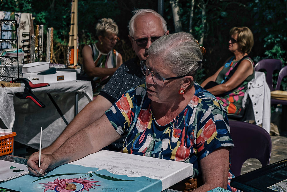 Vue en plongée d’un carnet de notes avec croquis et photos