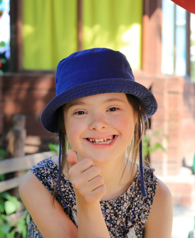 Smilling Gifted Girl, Thumbs up