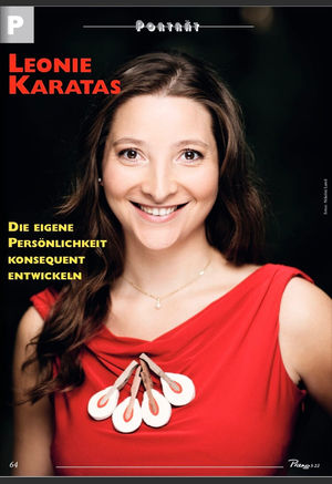 Künstlerportrait-Musik-Musikerin-Lächelnde Frau in rotem Kleid-Leonie Sophia Karatas-Persönlichkeitsentwicklung-Persönlichkeit