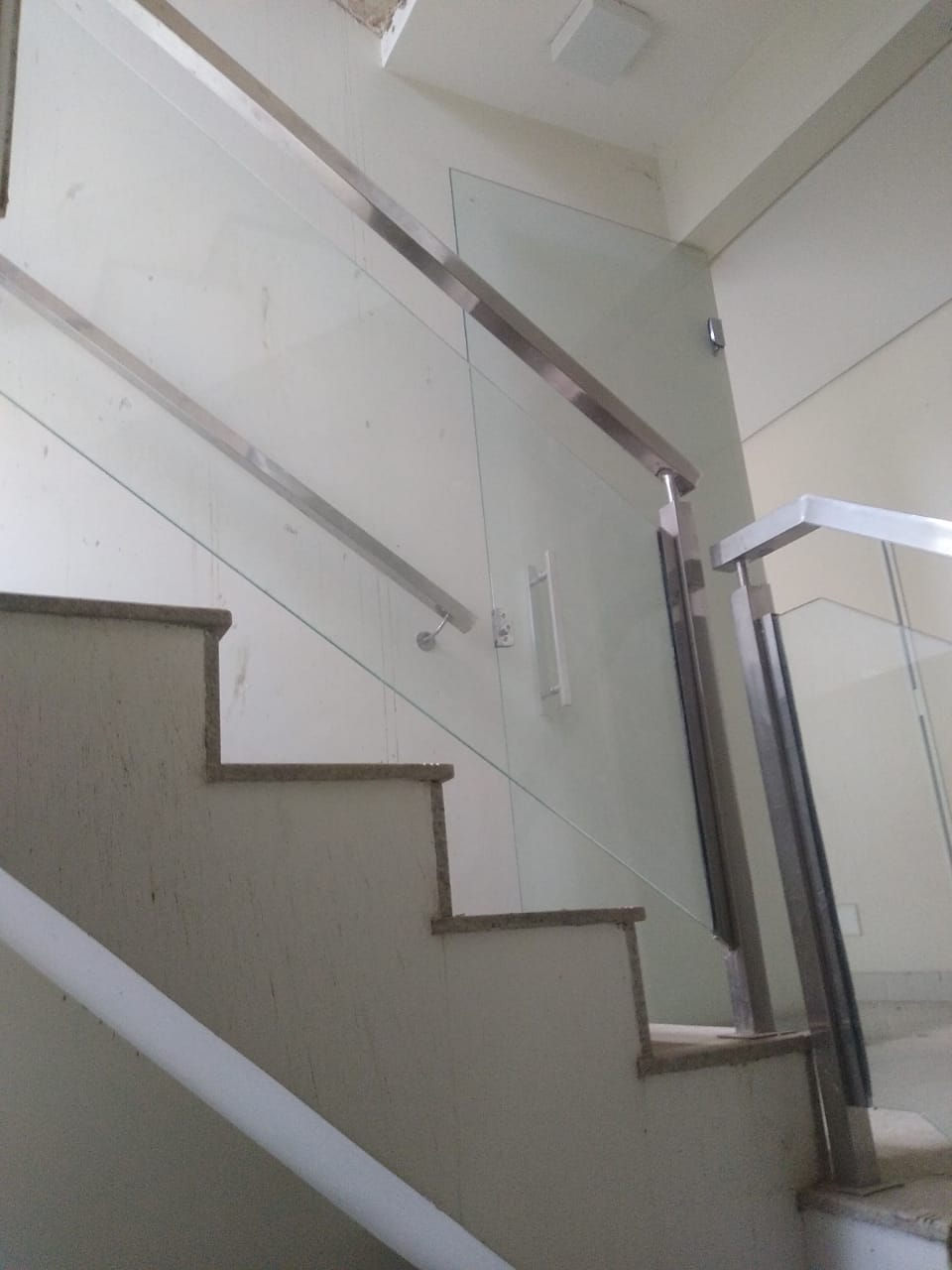 GUARDA CORPO INOX QUADRADO COM VIDRO