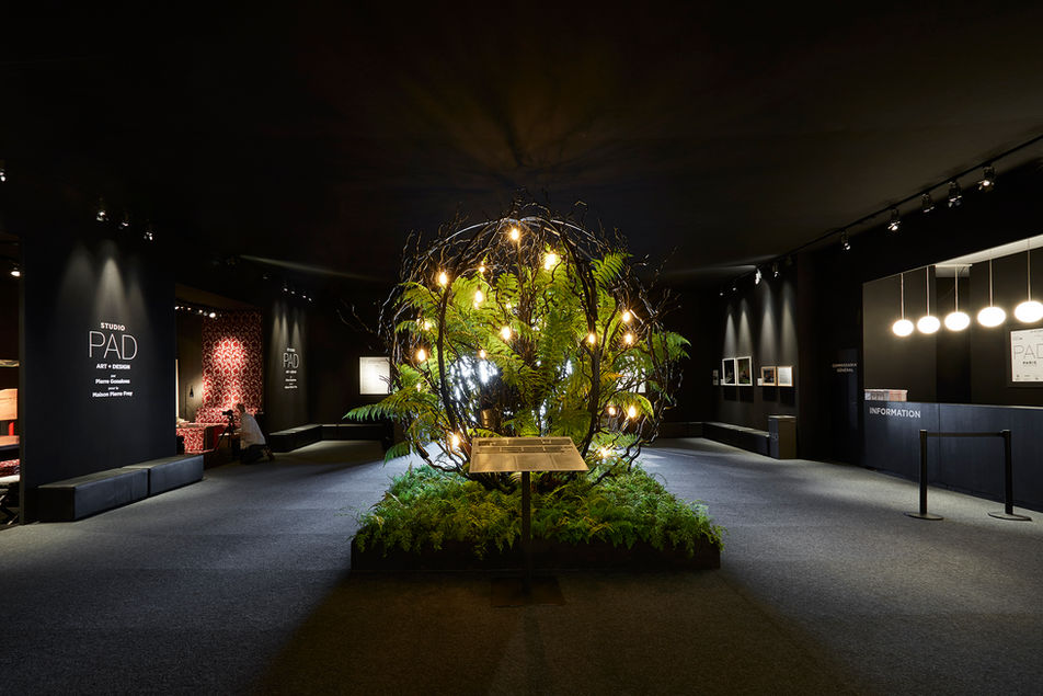Entrée du Paris Art Design scénographiée avec une installation végétale 