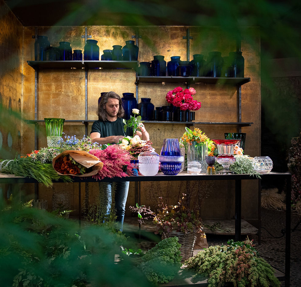très bel intérieur de boutique de fleuriste de prestige à Paris