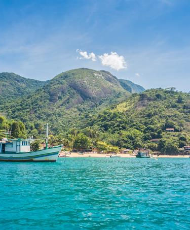 Barco no mar perto da montanha.