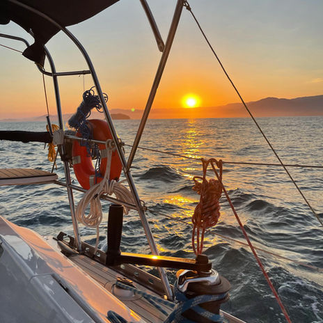 Pôr do sol deslumbrante em um veleiro. Pacotes Paraty e Angra