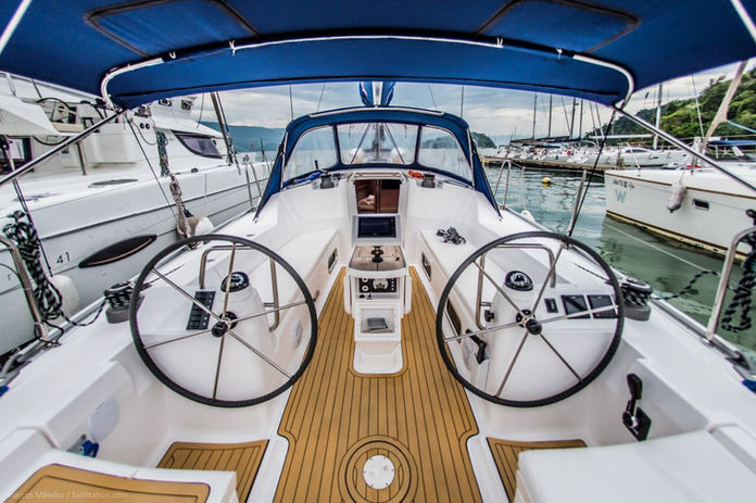 Cockpit de veleiro, dois lemes, visual marítimo