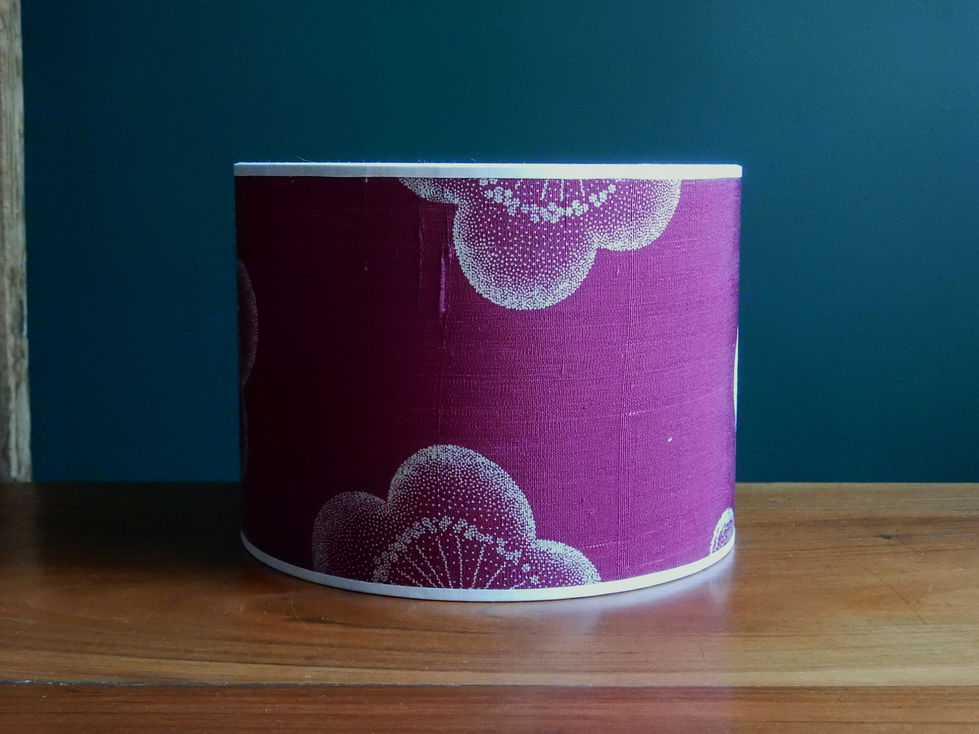 Abat-jour cylindrique réalisé dans un tissu vintage de Kimono en soie.