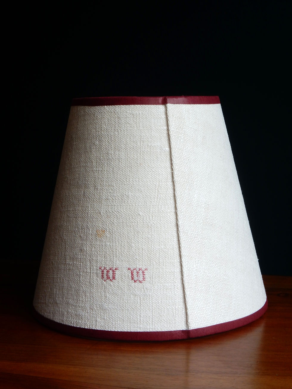 Abat-jour réalisé dans un torchon ancien monogrammé