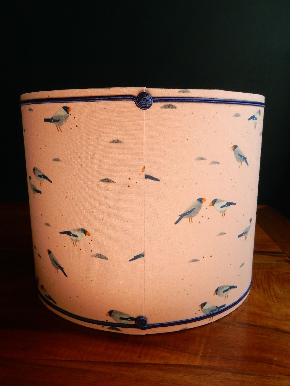 Miniature : Grand abat-jour cylindrique rose poudré motif oiseaux / Tissu Japonais RJR Its