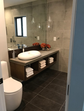 Modern beautiful California bathroom