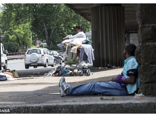 Aberto posto de saúde para pobres na Praça São Pedro