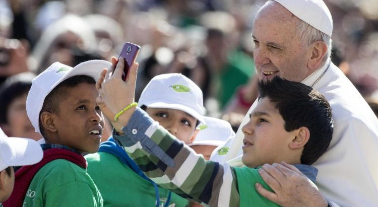 Papa: Quando rezamos o Pai Nosso rezamos ao Pai que nos ama