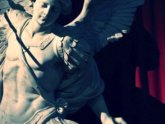 Quais são os anjos reconhecidos pelo nome na Igreja Católica?