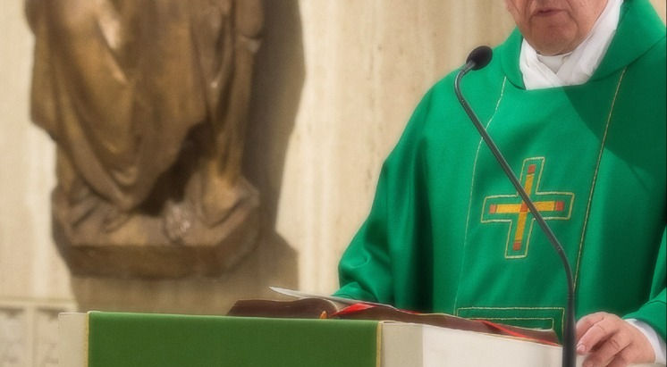 Papa: aproximar-se de quem sofre para restituir dignidade